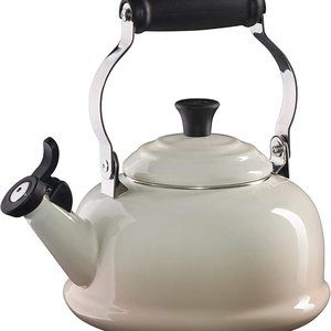 Le Creuset Enamel On Steel Whistling Tea Kettle, 1.7 qt., Meringue new